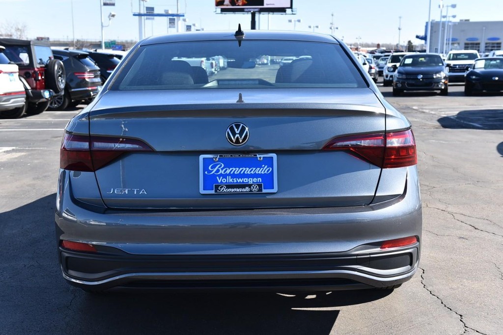 Volkswagen Jetta Vehicle Full-screen Gallery Image 6