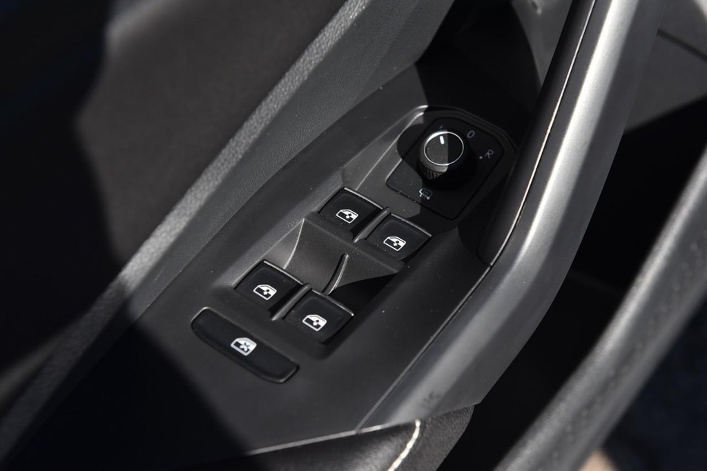 Volkswagen Jetta Vehicle Full-screen Gallery Image 8