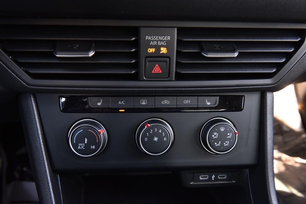 Volkswagen Jetta Vehicle Full-screen Gallery Image 15