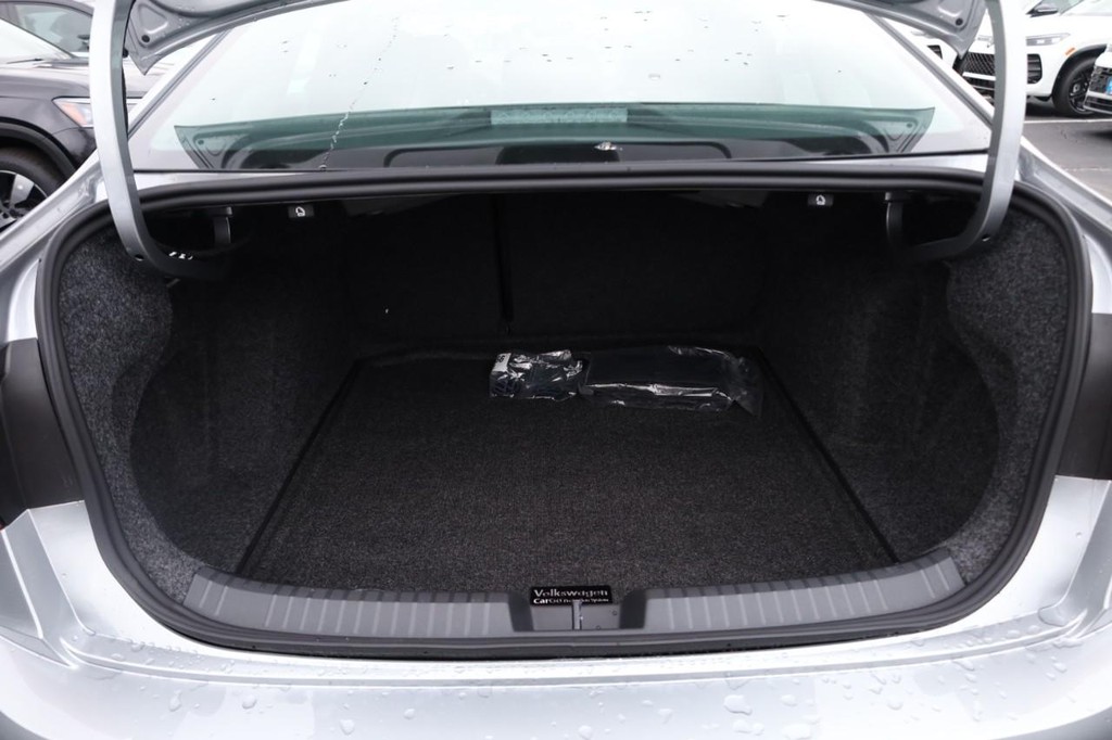 Volkswagen Jetta Vehicle Full-screen Gallery Image 7