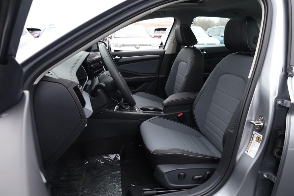 Volkswagen Jetta Vehicle Full-screen Gallery Image 8