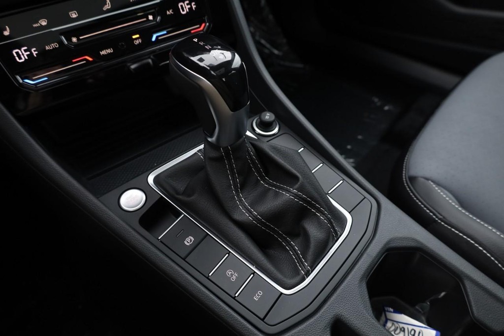 Volkswagen Jetta Vehicle Full-screen Gallery Image 16