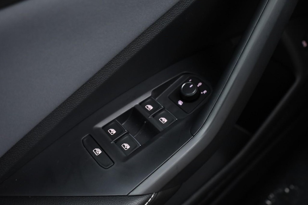 Volkswagen Jetta Vehicle Full-screen Gallery Image 17