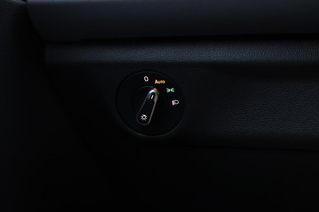 Volkswagen Jetta Vehicle Full-screen Gallery Image 18