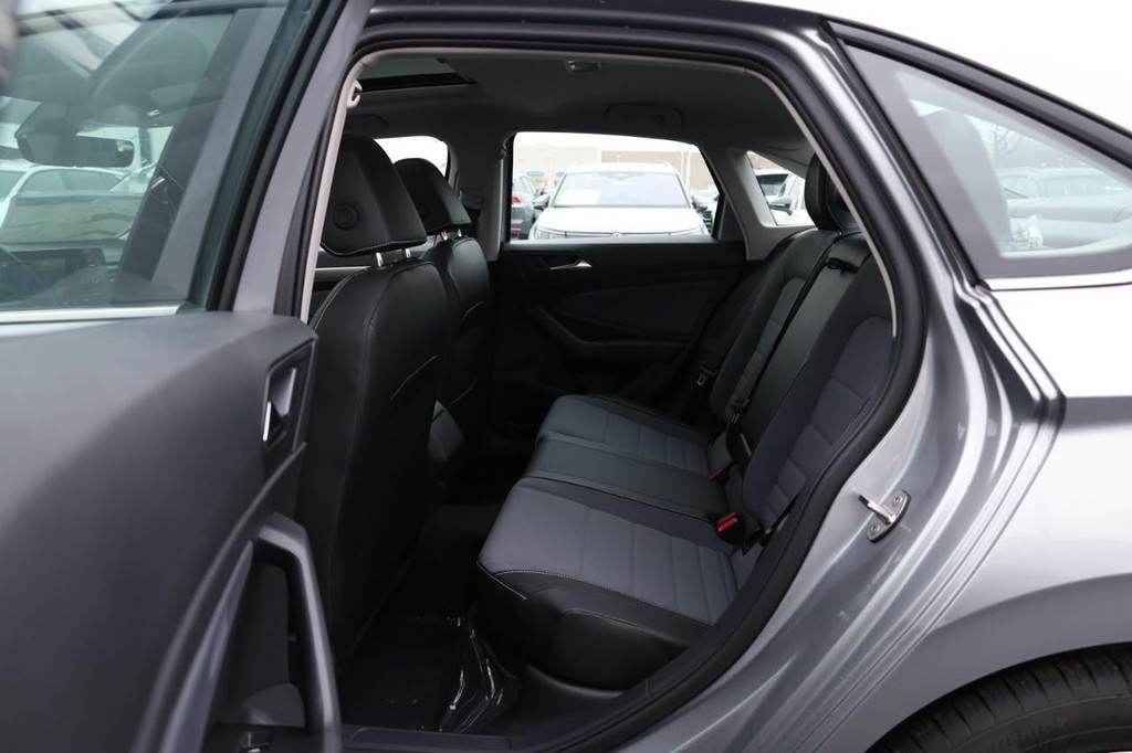 Volkswagen Jetta Vehicle Full-screen Gallery Image 21