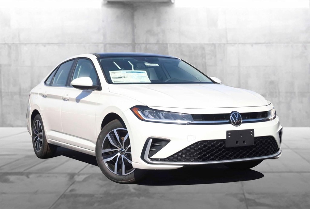 Volkswagen Jetta Vehicle Full-screen Gallery Image 2