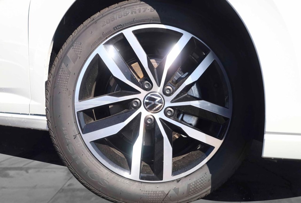 Volkswagen Jetta Vehicle Full-screen Gallery Image 3