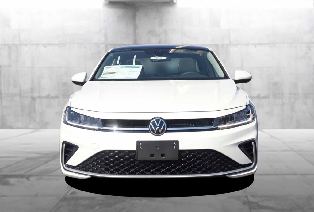 Volkswagen Jetta Vehicle Full-screen Gallery Image 4