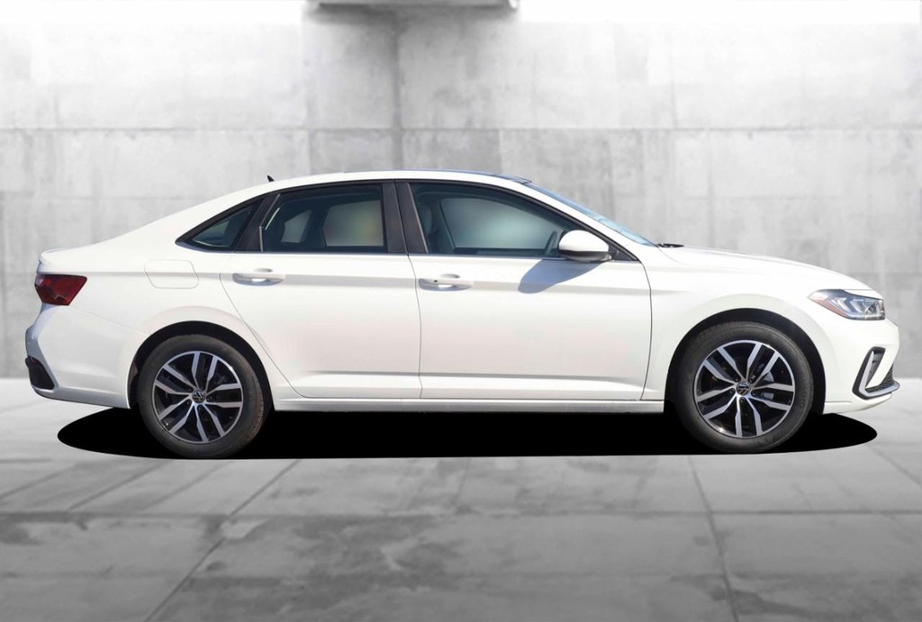 Volkswagen Jetta Vehicle Full-screen Gallery Image 5