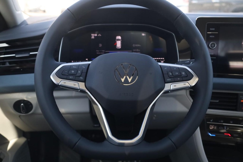 Volkswagen Jetta Vehicle Full-screen Gallery Image 8