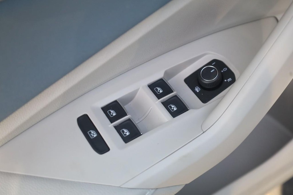 Volkswagen Jetta Vehicle Full-screen Gallery Image 11