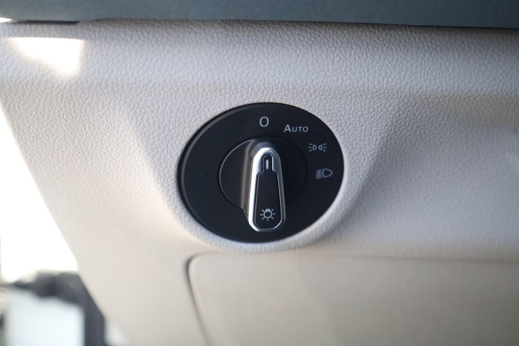 Volkswagen Jetta Vehicle Full-screen Gallery Image 13