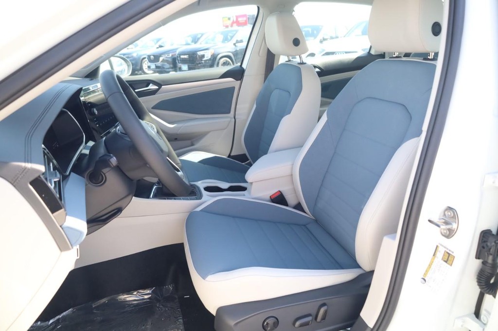 Volkswagen Jetta Vehicle Full-screen Gallery Image 20