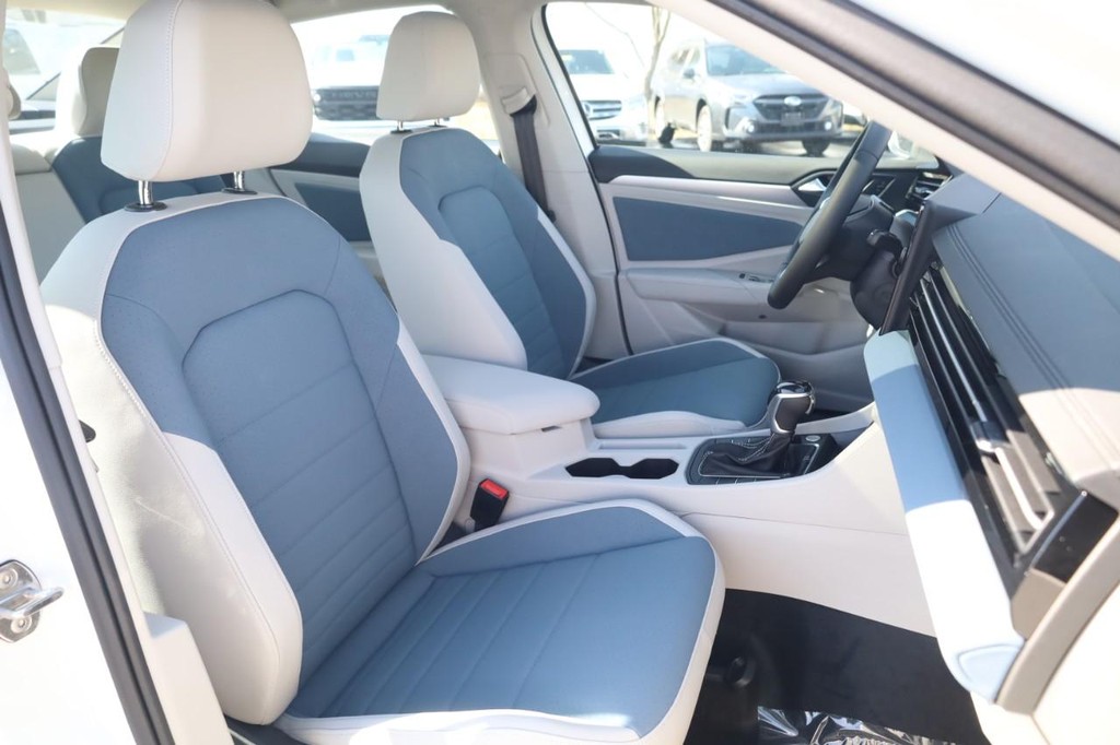 Volkswagen Jetta Vehicle Full-screen Gallery Image 21