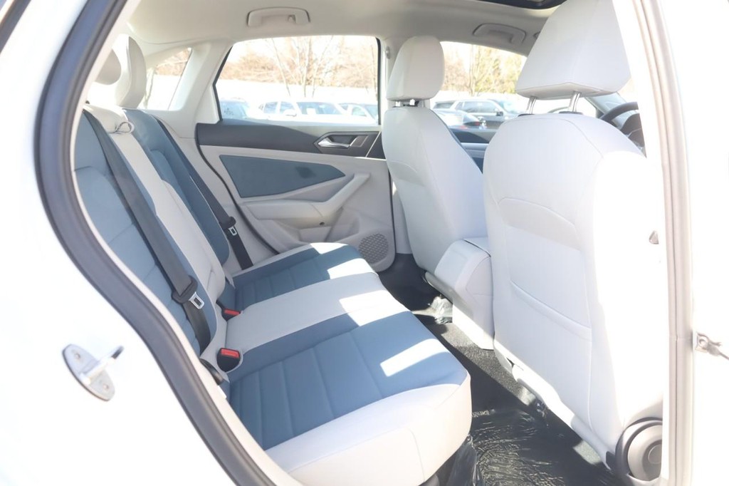 Volkswagen Jetta Vehicle Full-screen Gallery Image 22