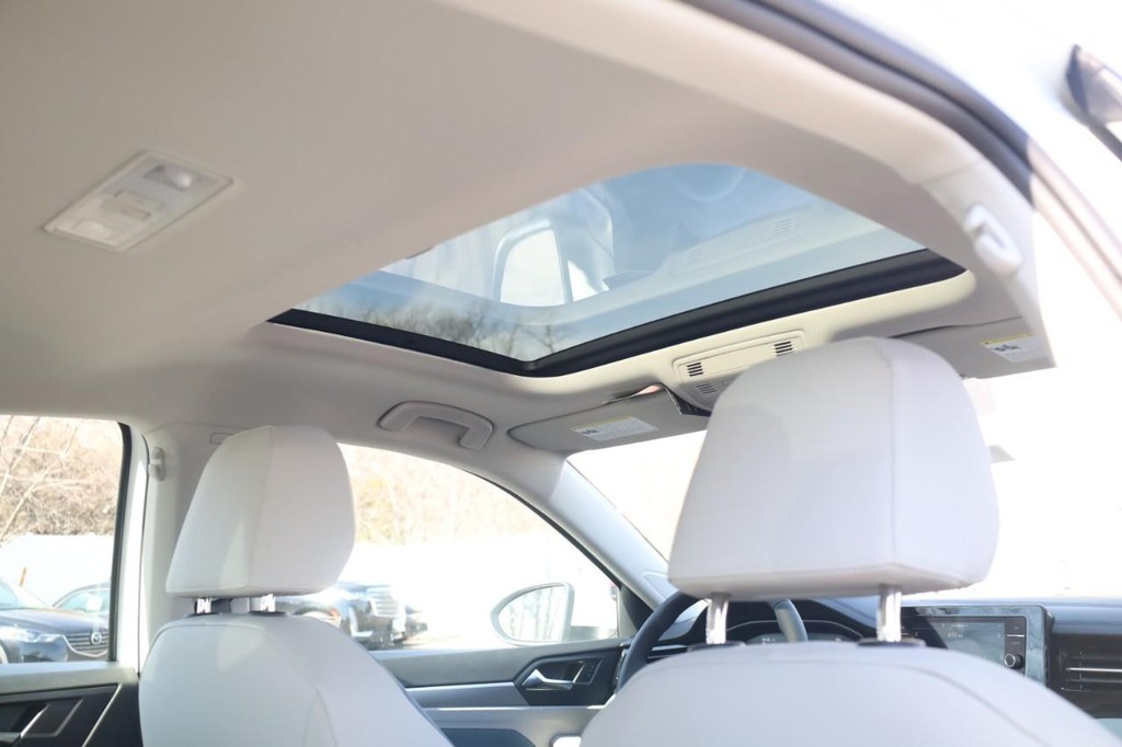 Volkswagen Jetta Vehicle Full-screen Gallery Image 23