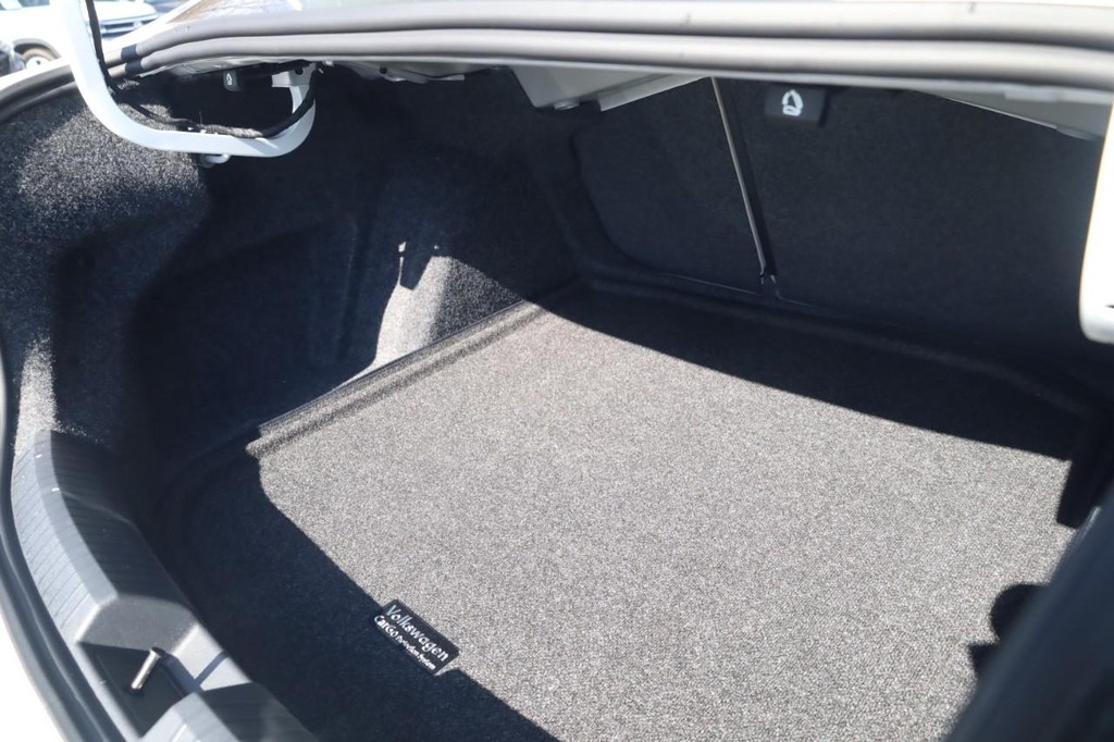 Volkswagen Jetta Vehicle Full-screen Gallery Image 24