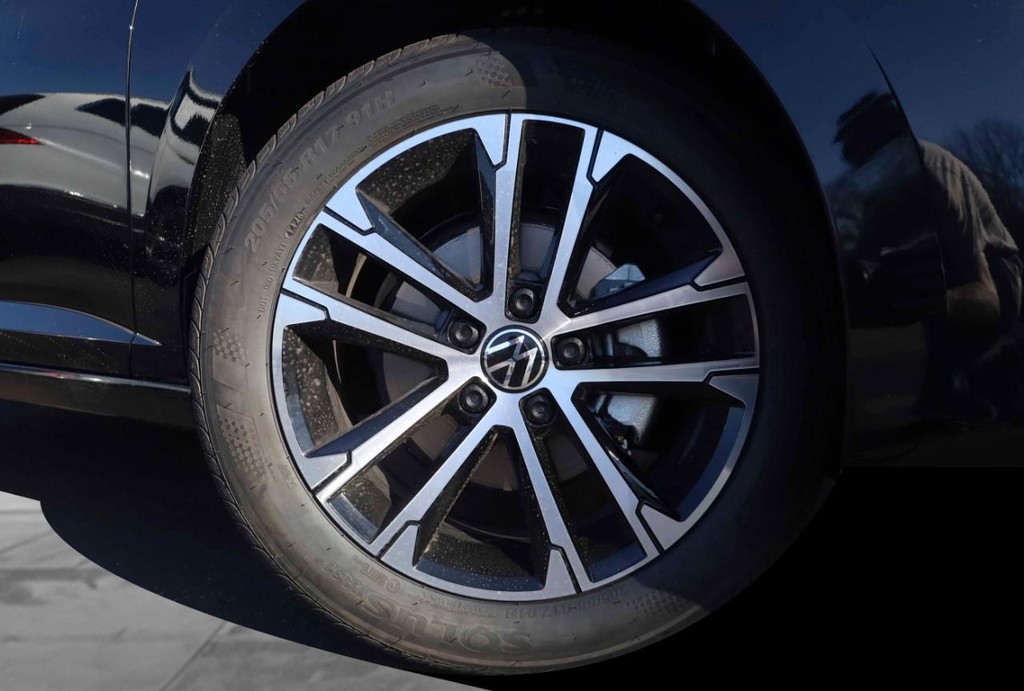 Volkswagen Jetta Vehicle Full-screen Gallery Image 3