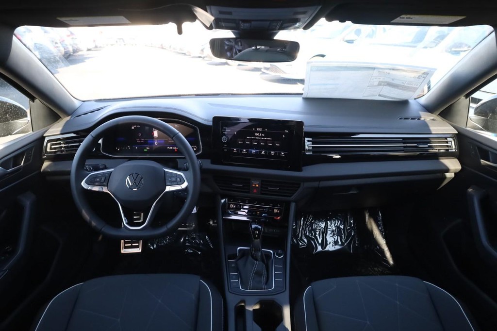 Volkswagen Jetta Vehicle Full-screen Gallery Image 7