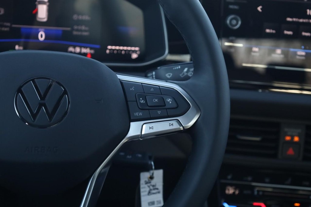 Volkswagen Jetta Vehicle Full-screen Gallery Image 9