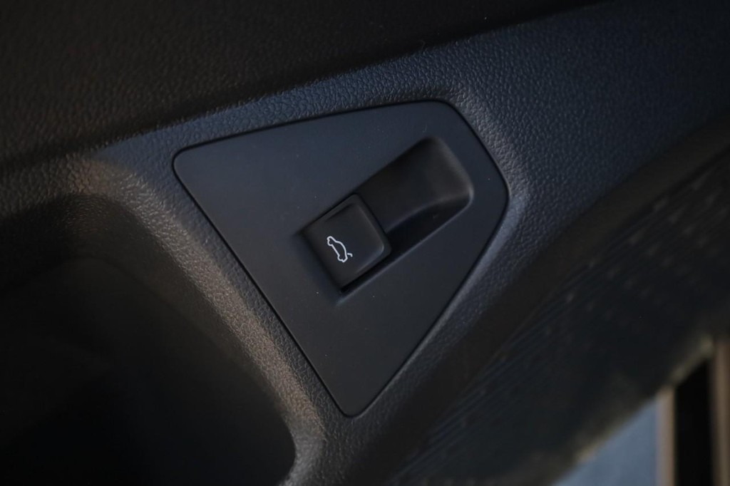 Volkswagen Jetta Vehicle Full-screen Gallery Image 12