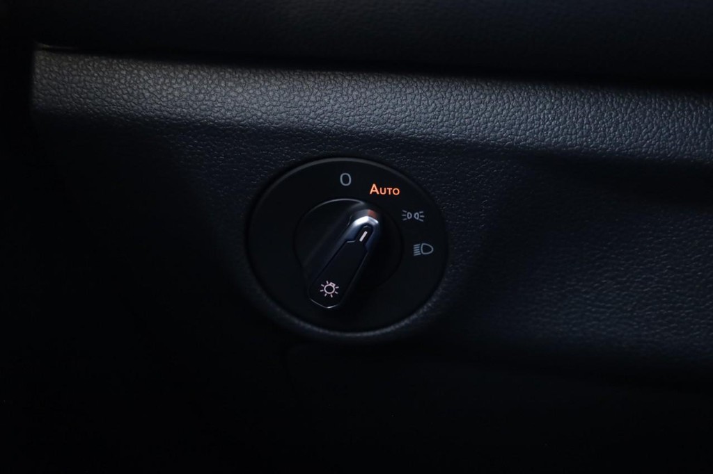 Volkswagen Jetta Vehicle Full-screen Gallery Image 13