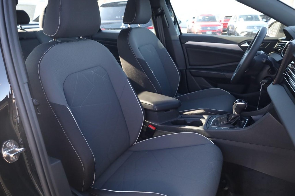 Volkswagen Jetta Vehicle Full-screen Gallery Image 21