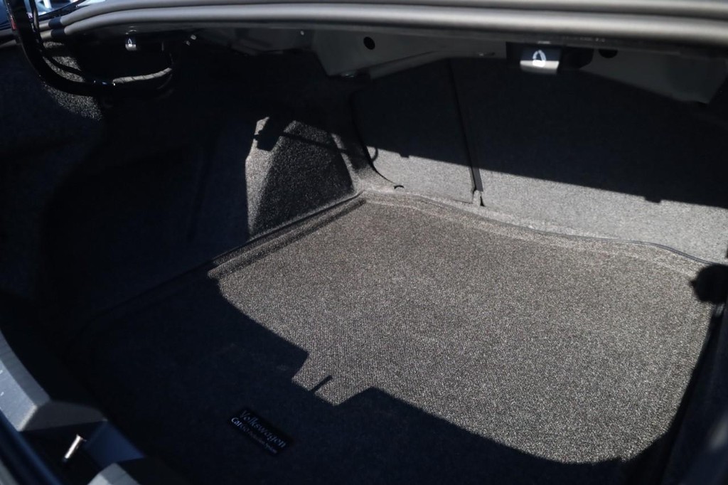 Volkswagen Jetta Vehicle Full-screen Gallery Image 23