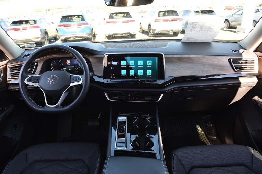 Volkswagen Atlas Vehicle Full-screen Gallery Image 7