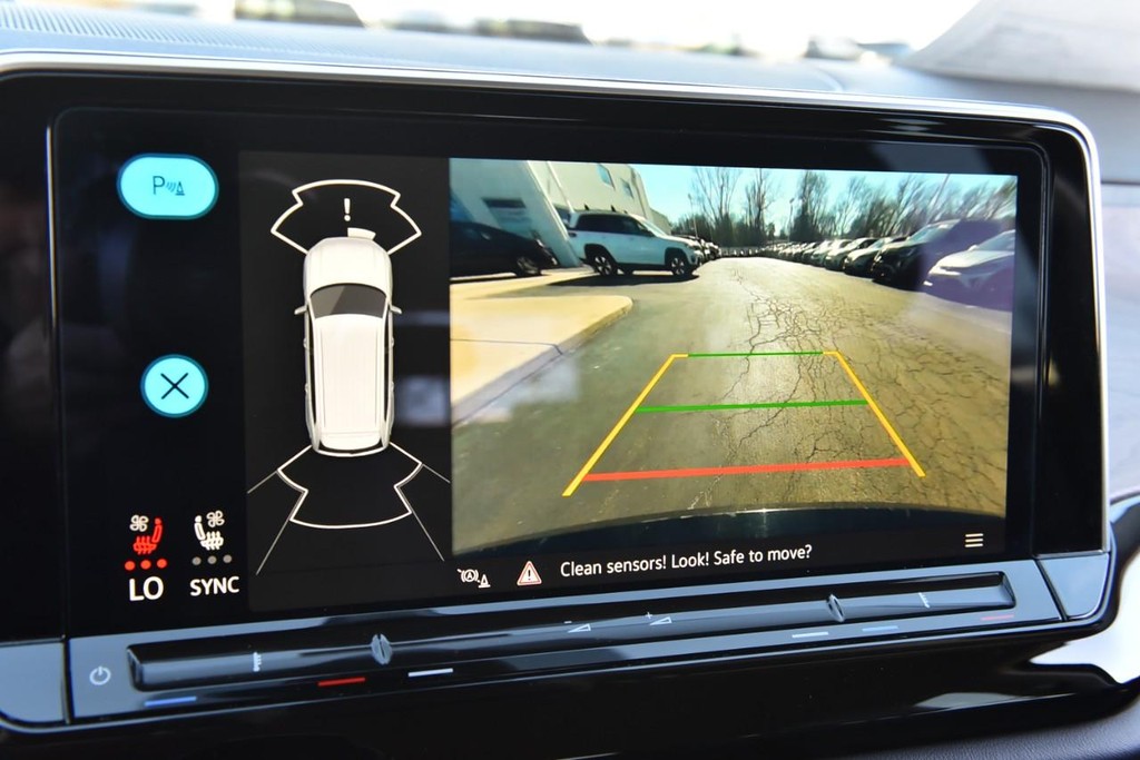 Volkswagen Atlas Vehicle Full-screen Gallery Image 13