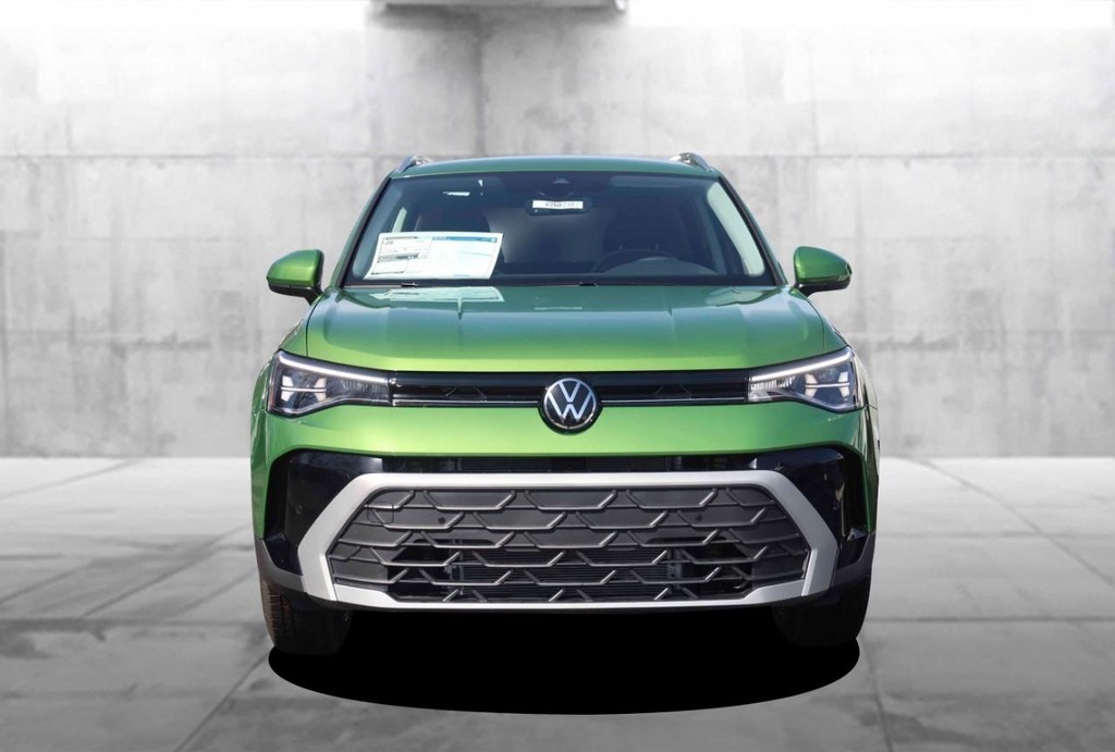 Volkswagen Taos Vehicle Full-screen Gallery Image 4