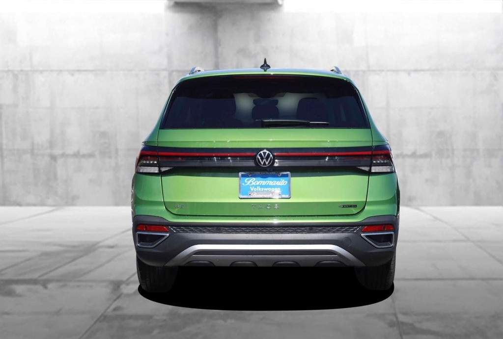 Volkswagen Taos Vehicle Full-screen Gallery Image 6