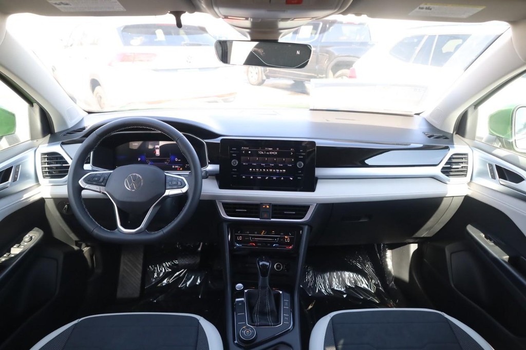 Volkswagen Taos Vehicle Full-screen Gallery Image 7