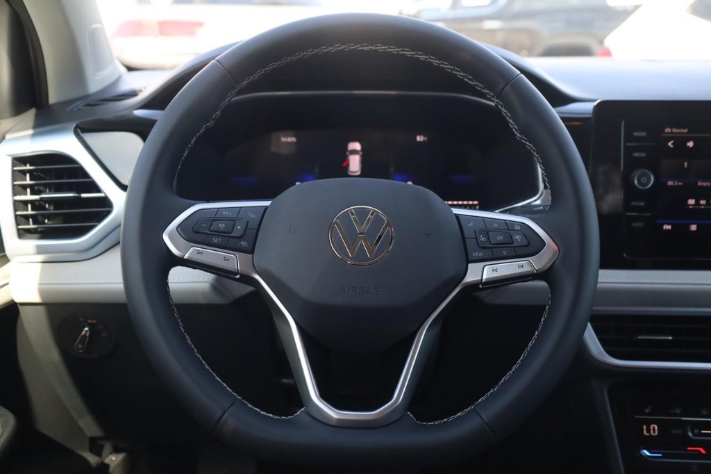 Volkswagen Taos Vehicle Full-screen Gallery Image 8