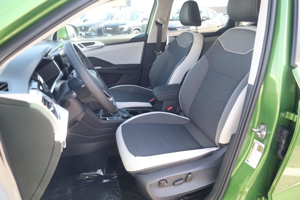 Volkswagen Taos Vehicle Full-screen Gallery Image 19