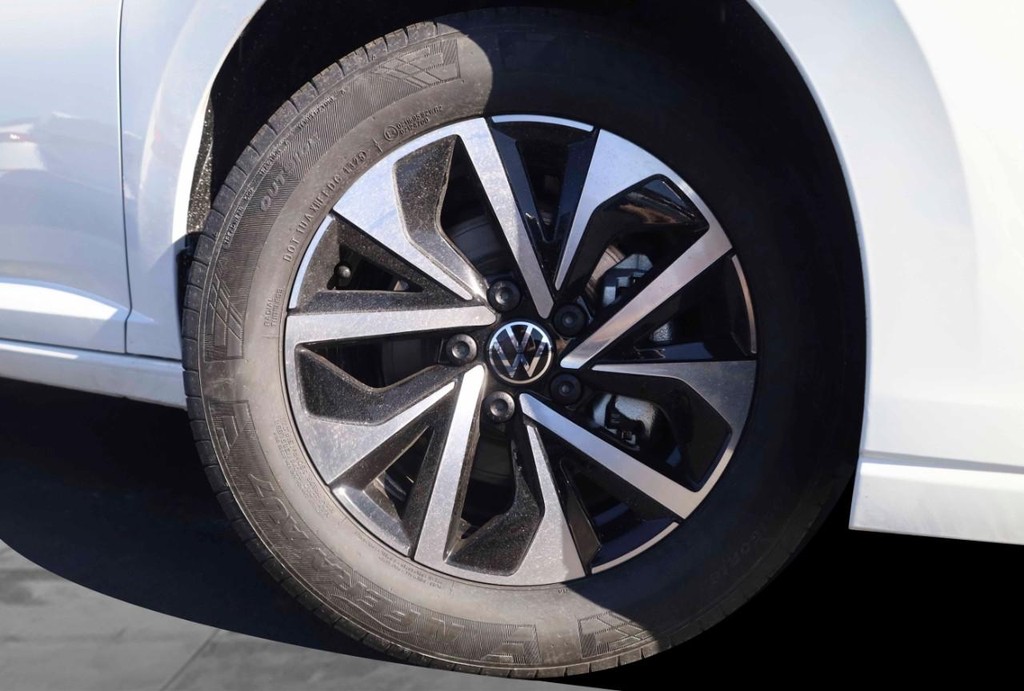 Volkswagen Jetta Vehicle Full-screen Gallery Image 3