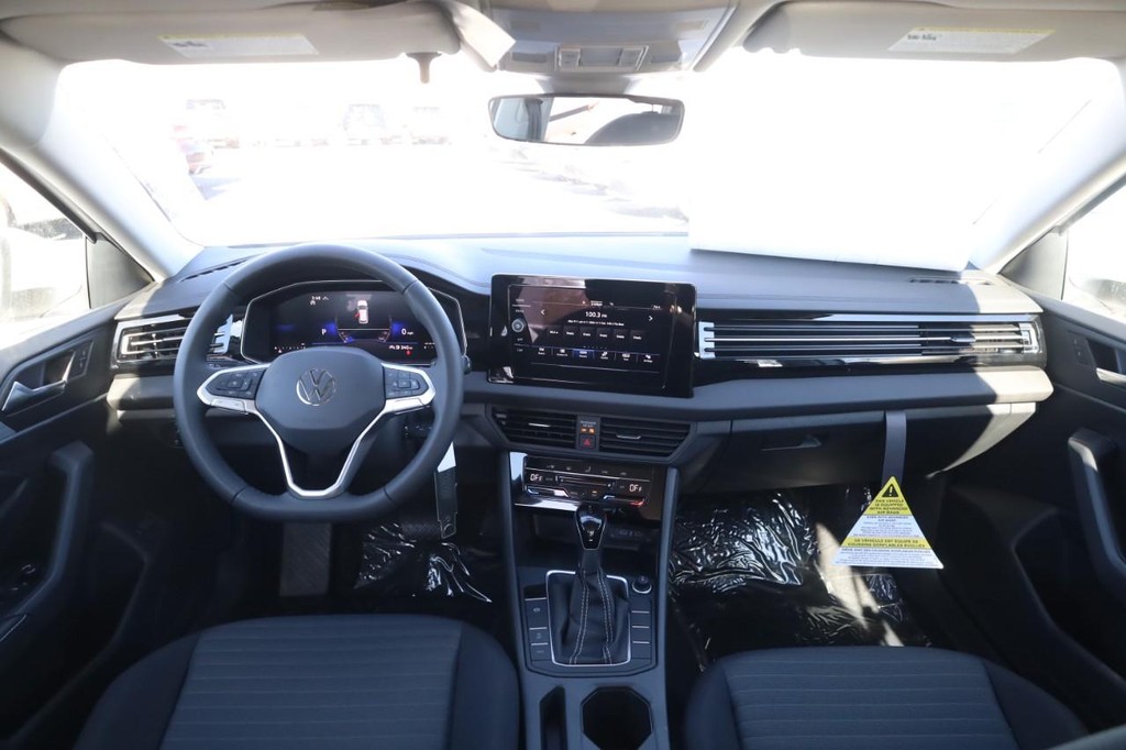 Volkswagen Jetta Vehicle Full-screen Gallery Image 7