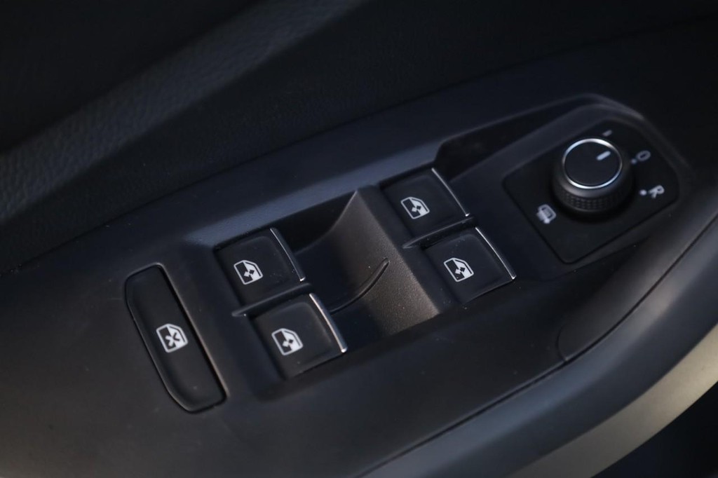 Volkswagen Jetta Vehicle Full-screen Gallery Image 11