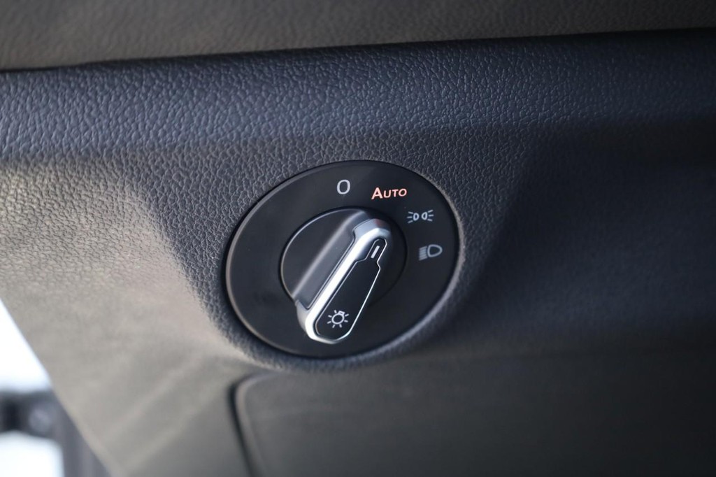 Volkswagen Jetta Vehicle Full-screen Gallery Image 13