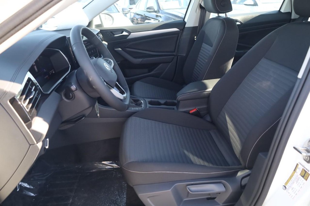 Volkswagen Jetta Vehicle Full-screen Gallery Image 20