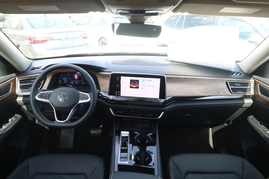 Volkswagen Atlas Vehicle Full-screen Gallery Image 7