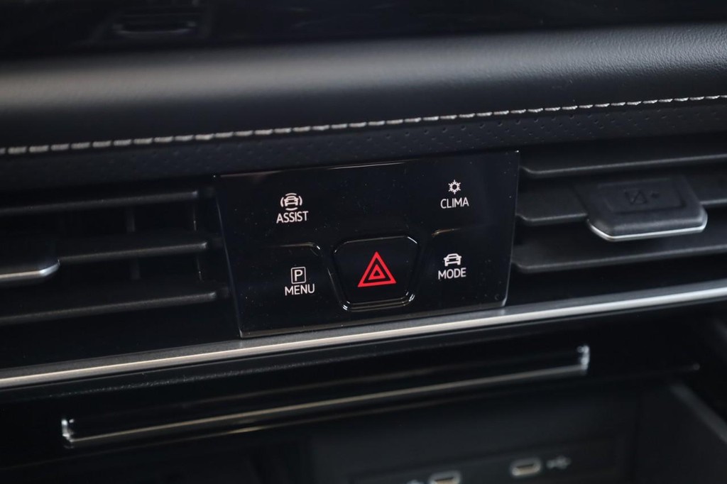 Volkswagen Atlas Vehicle Full-screen Gallery Image 16