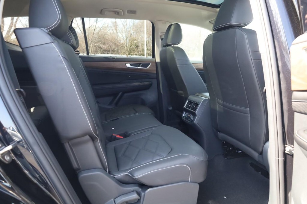 Volkswagen Atlas Vehicle Full-screen Gallery Image 21