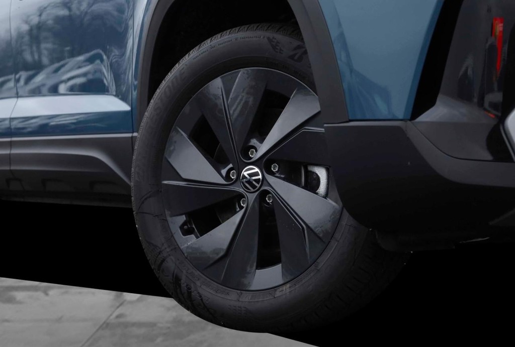 Volkswagen Taos Vehicle Full-screen Gallery Image 3