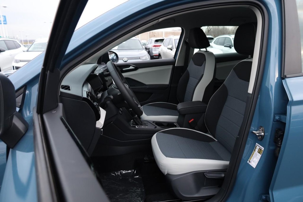 Volkswagen Taos Vehicle Full-screen Gallery Image 8