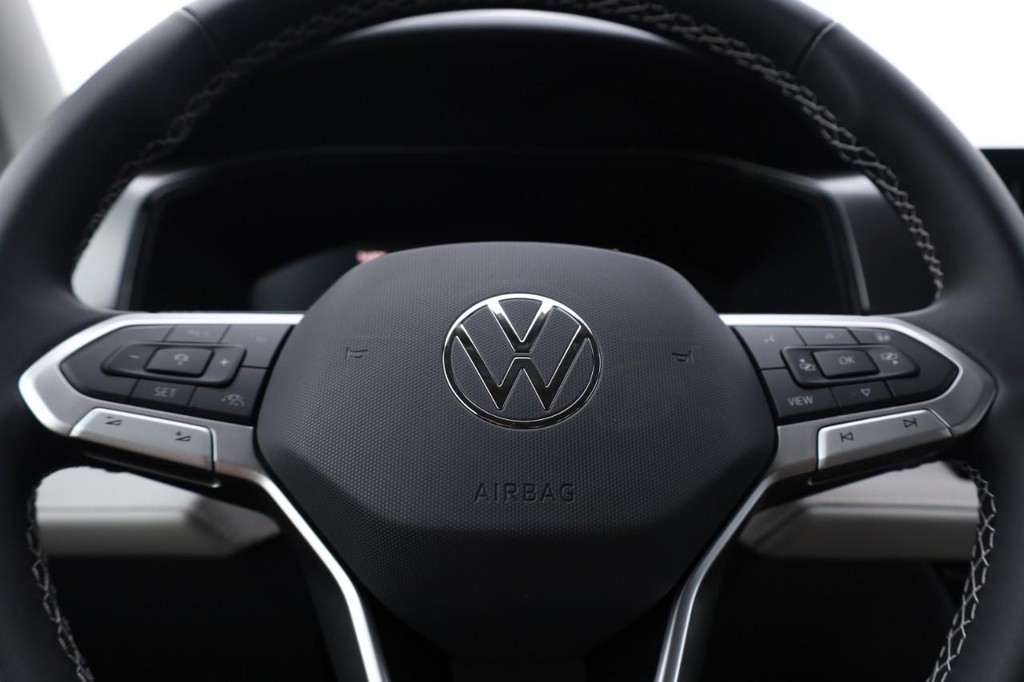 Volkswagen Taos Vehicle Full-screen Gallery Image 9