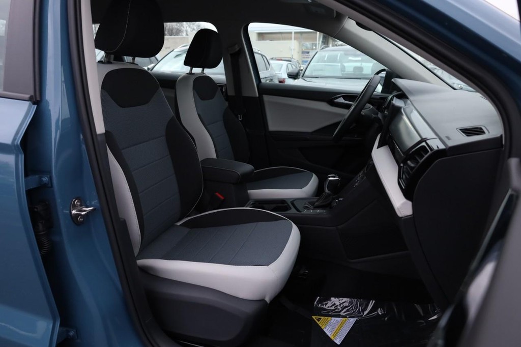 Volkswagen Taos Vehicle Full-screen Gallery Image 23