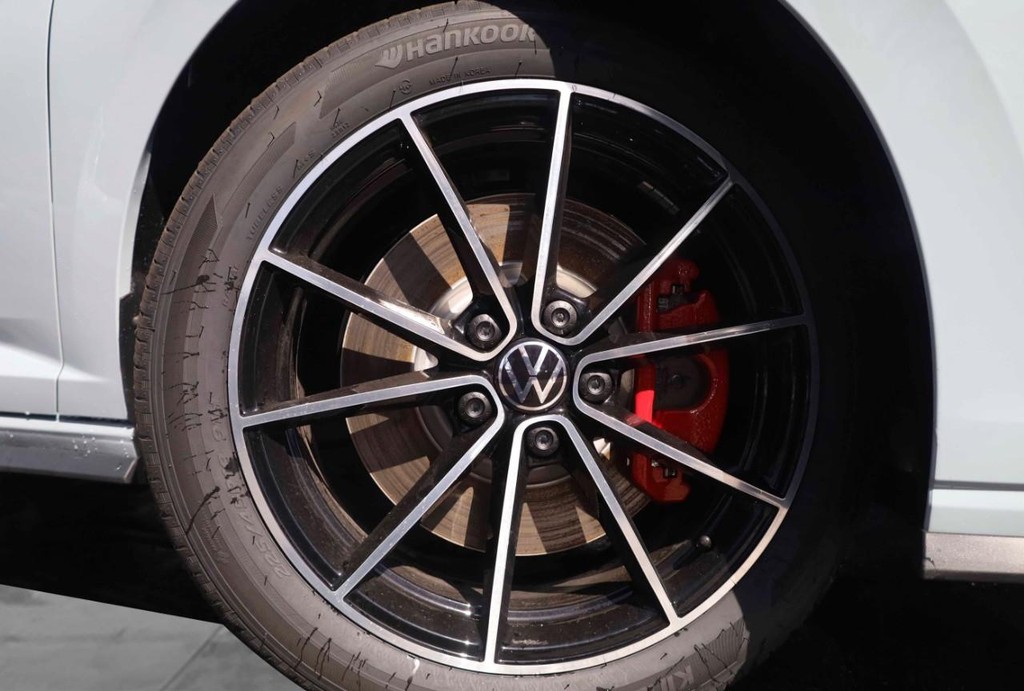 Volkswagen Jetta GLI Vehicle Full-screen Gallery Image 3