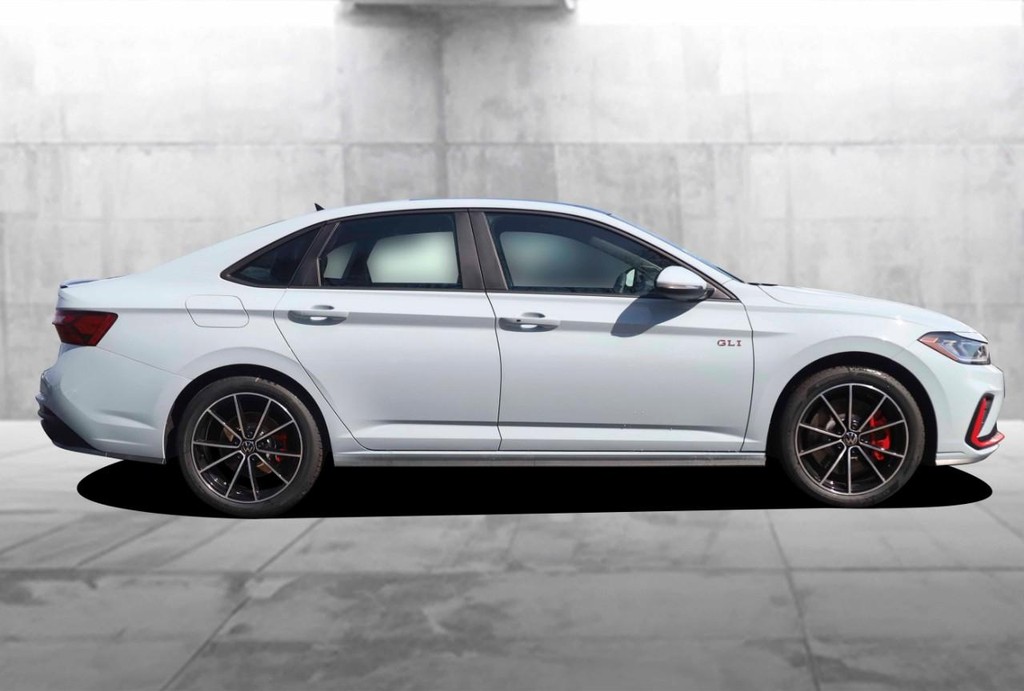 Volkswagen Jetta GLI Vehicle Full-screen Gallery Image 5