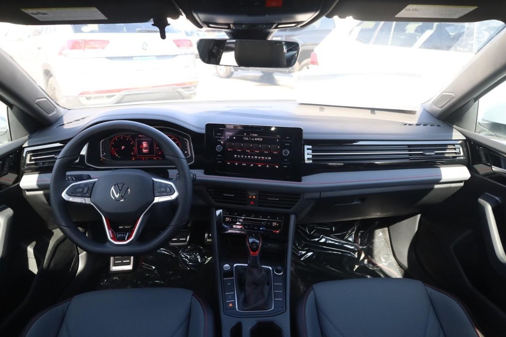 Volkswagen Jetta GLI Vehicle Full-screen Gallery Image 7